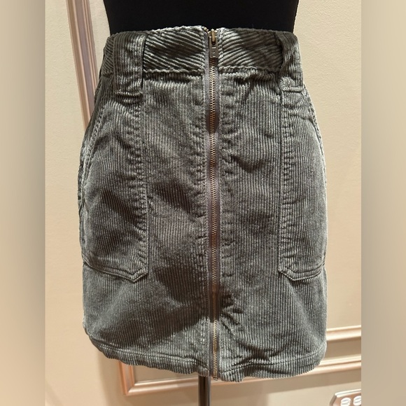Hollister Ultra High Rise Green Corduroy Front Zip Mini Skirt Size 1 - Picture 2 of 5